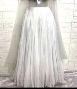 white skirt wedding spacial