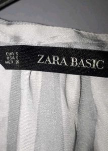 Zara Long Shirt With Buttons. Size Small