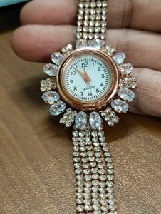 Sparkling Crystal Women&#39;s Watch
