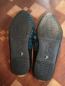 Rajasthani Floral Embroidered footwear