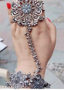 Silver Pleated Hathphool With Ring