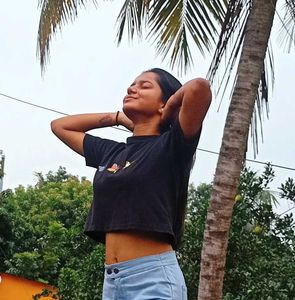 Crop Top &amp; Jeans Outfit