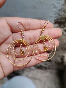 4 Set Of Earings. And 2 Rose Clops Free