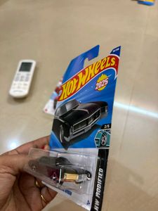 Hot Wheels: Ferrari F40 &amp; &#39;66 Buick Riviera