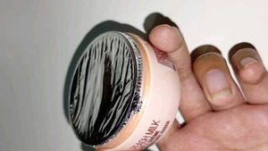 Lakme Seal Packed Moisturizer For Coins