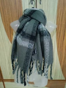 Steve Madden Stylish woollen Plaid Scarf