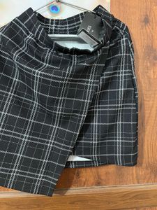 mini black skirt with side zip