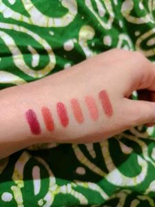 Pack of 6 lipsticks