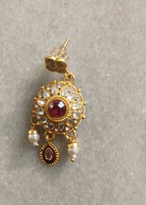 Earring with chickset