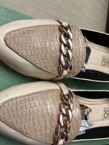 Stylish Beige Loafers And Juttis