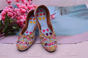 2 PAIR Embroidered JUTTI