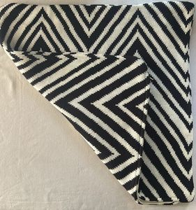 50x50 Black &amp; White Zig Zag Woolen Cushion Cover