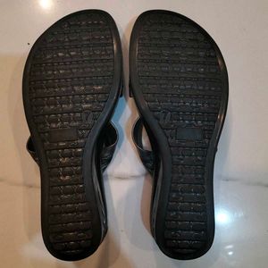 Black Toe-Loop flats/sandals