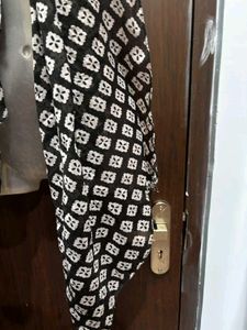 Chic Black &amp; White Scarf