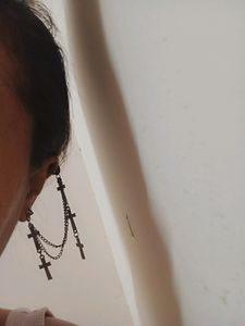 Cross earcuff
