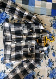 Cropped Black &amp; White Flannel