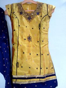 Girls&#39; Traditional Indian Dress Set