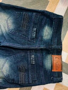 Distressed Cropped Jeans