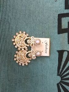 White Long Earnings With Pearls In The Middle