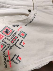 H&amp;M White Embroidered Denim Shorts
