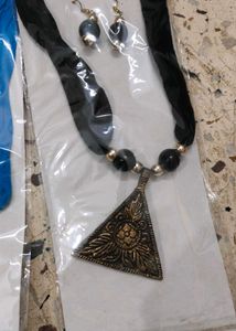 Set Of 4 Necklace With Earrings