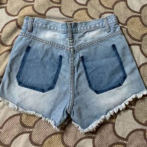 Ripped shorts🦋