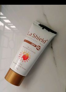 PLUM NIACINAMIDE+ LA SHIELD SUNSCREEN