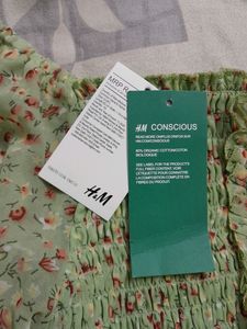 H&amp;M Green Printed Off Shoulder Style Fitting Top