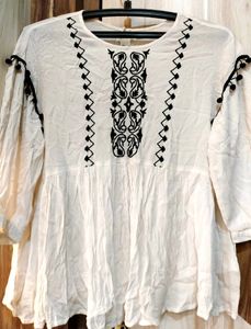 Dressberry Branded White Top With Black Size S