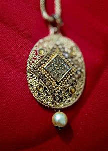 Vintage-Style Pearl Pendant Necklace