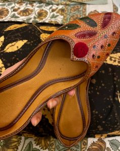 Embroidered Leather Juttis