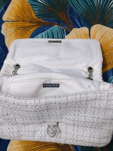 White 🤍 Sling bag👜