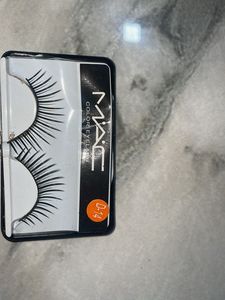 Stick on Mac eyelashes