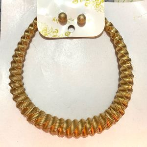 Gold Tone Necklace &amp; Earring Set