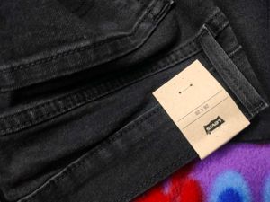 Women Levi&#39;s black jeans