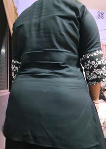 Mahira&#39;s Black Embroidered Kurti