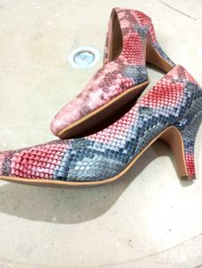 RUBEEZZ BRAND NEW SNAKE TEXTURED HEELS