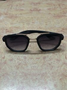 Aviator Sunglasses - Black & Gold