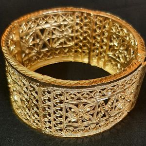 City Gold Hinged Bangle/Bracelets