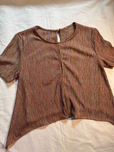 Multicoloured top with keyhole opening