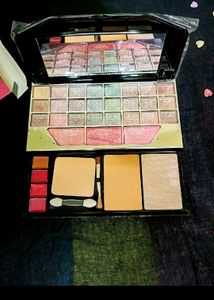 Big Deal 🔥🔥Buy Brand New Eyeshadow Kit