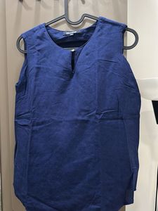 A short linen blue top