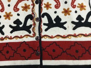SLEEVELESS EMBROIDERY SWEATER