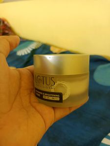 Lotus Professional Whitening And Brightening Cream