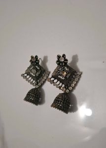 Vintage Eyeshadow Palette &amp; Earrings
