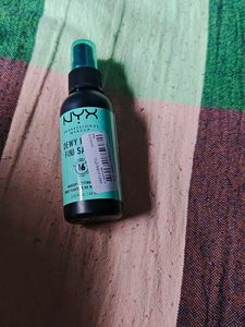NYX Dewy Finish Setting Spray