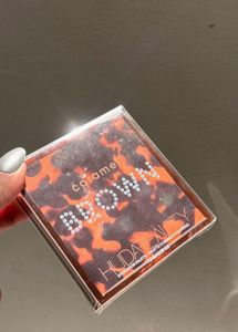 Huda Beauty Obsession Pallete :- Caramel