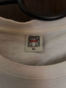 White Levi’s Tshirt Unisex