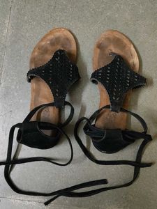 Flat sandal with knot design