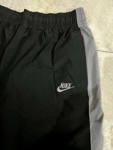 NIKE STRAIGHT FIT BLACK GREY TRACKPANTS L(32-34)